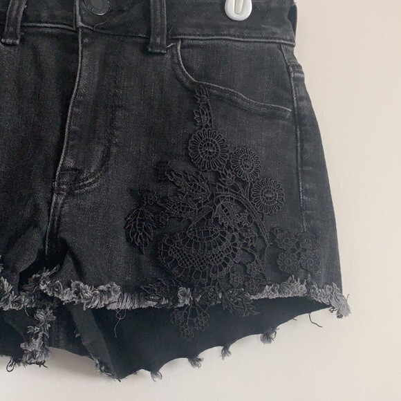 American Eagle Denim Cutoff Lace Hi-Rise Shortie Jean Shorts Black Size 4 - Picture 5 of 8
